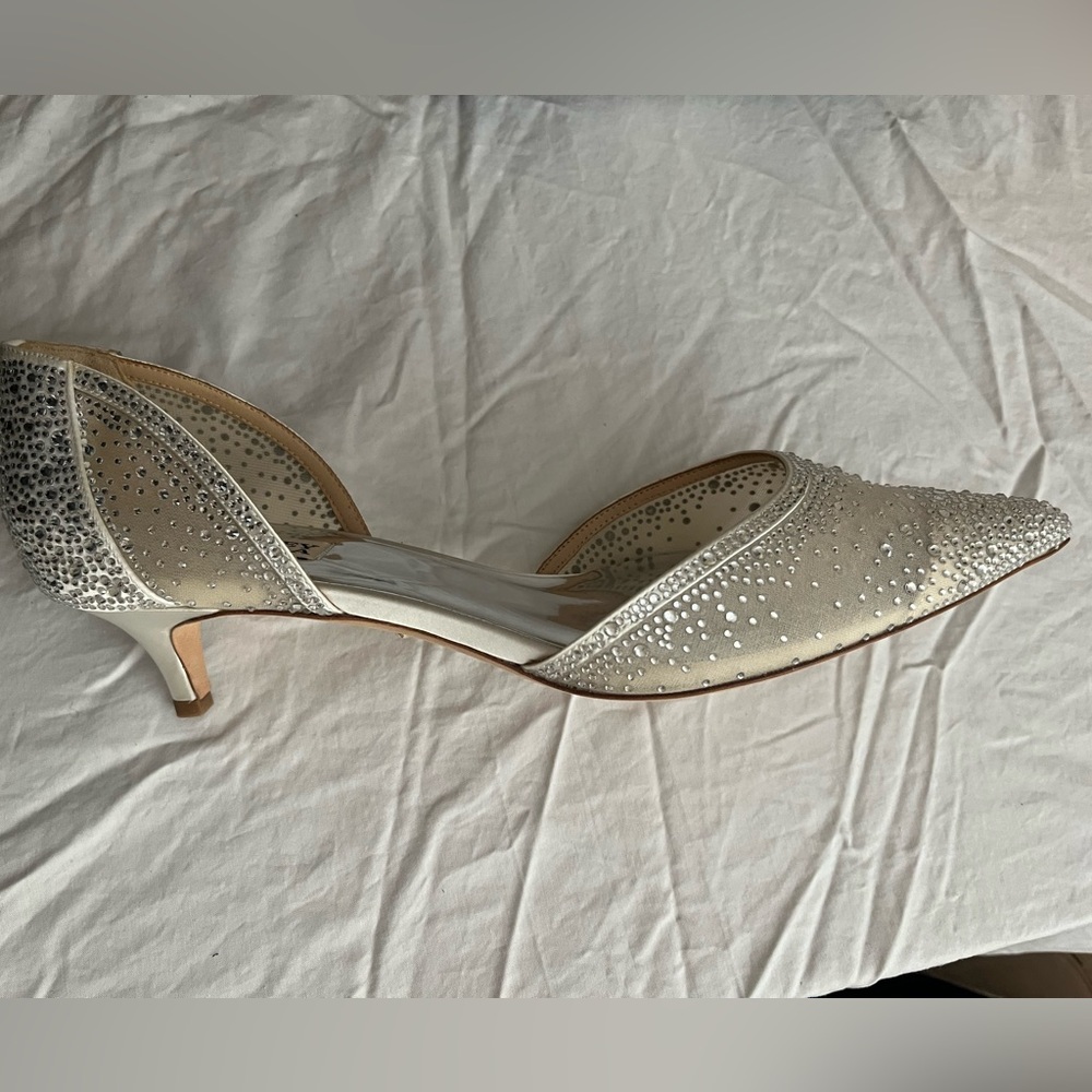 Badgley Mischka size 10 Embellished kitten heel pump
